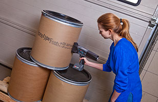 EBS智能手持噴碼牛皮紙板桶噴碼標識——印圖字清晰均勻、附著牢固！